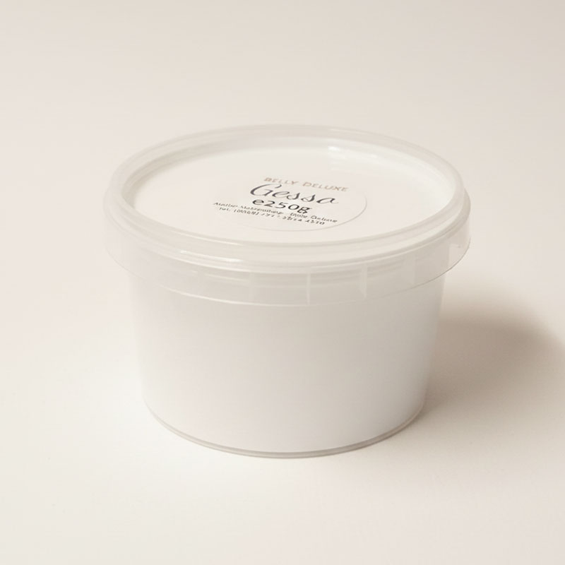 Transparente Kunststoffdose mit weißem Gesso (250 g) und rundem „Belly Deluxe“-Etikett auf dem Deckel, freigestellt auf weißem Hintergrund.