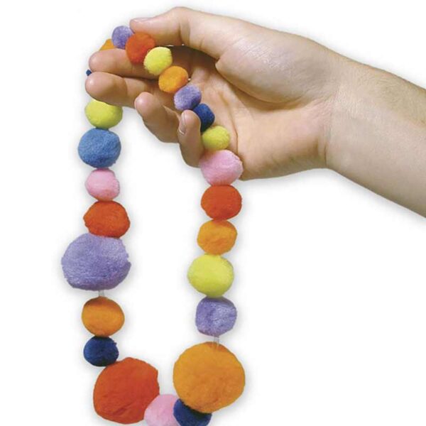Kette aus bunten Pompons