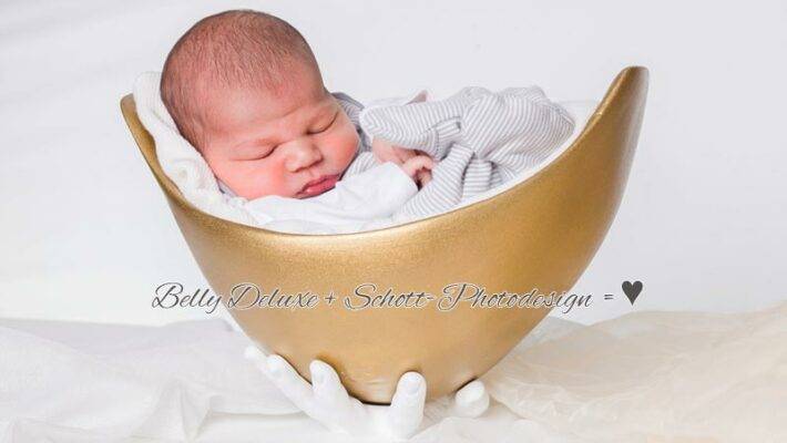 Baby liegt in goldener Belly Bowl Babybauchschale