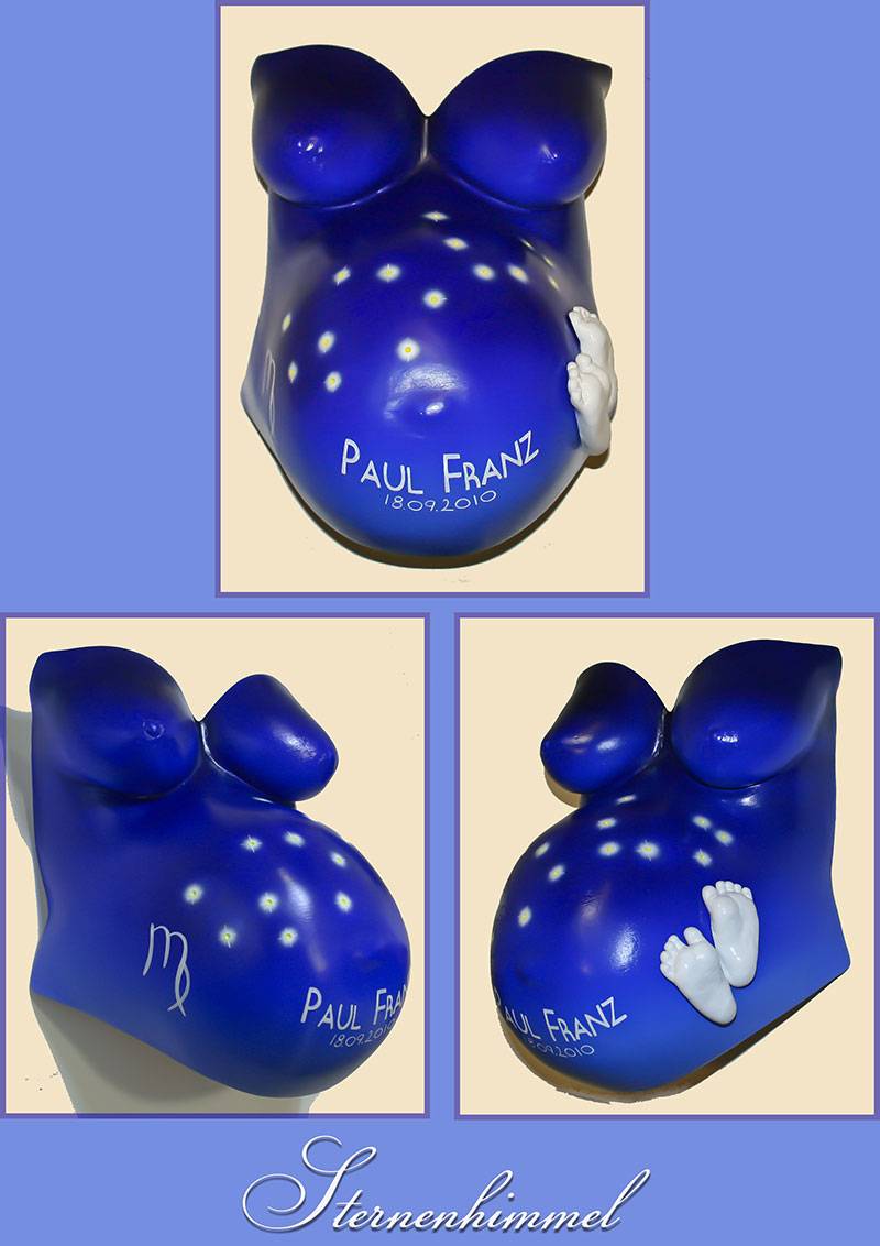 Blaue Gipsabdruck Babybauch Lampe mit Schriftzug, Geburtsdatum des Babys und Babyfußabdrücke.