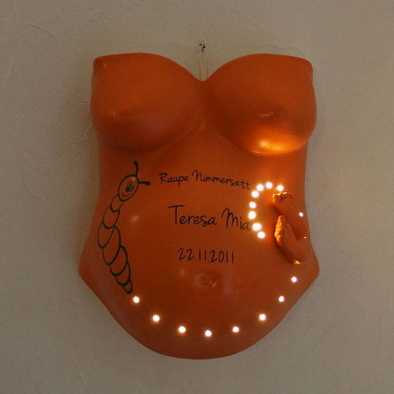 Orange Babybauch Lampe mit Schriftzug, Geburtsdatum und Raupen Motiv 