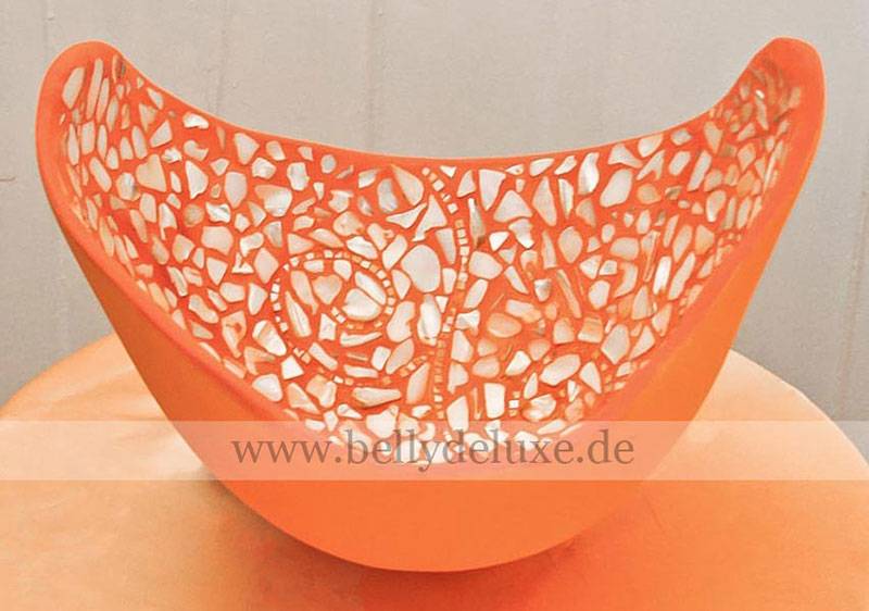 Eine mit Mosaiksteinchen dekorierte Bowl in Orange.