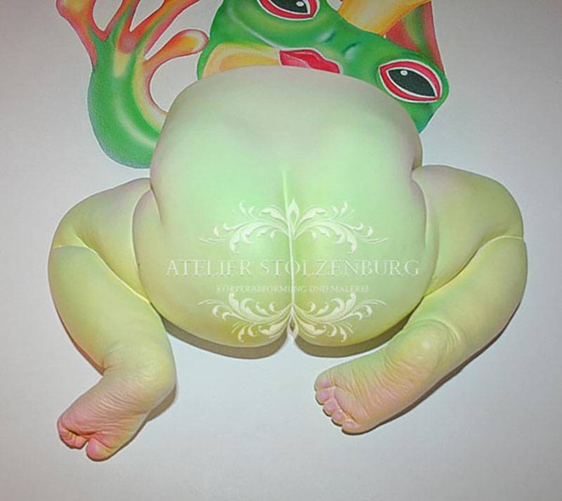 3D Babyabdruck des Pos und der Beine eines Babys bemalt wie ein Frosch