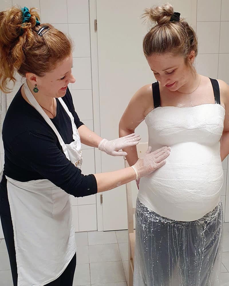 Lucienne von der Schweiz bei der Abformung an ihrem Modell für den Babybauchabdruck 