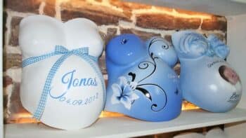 Gipsabdrücke von Babybäuchen mit blauer Gestaltung für Jungen
