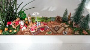 Weihnachtlicher Minigarten in einer Holzkiste