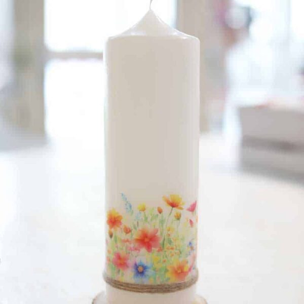 Hochzeitskerze mit bunten Wiesenblumen von hinten