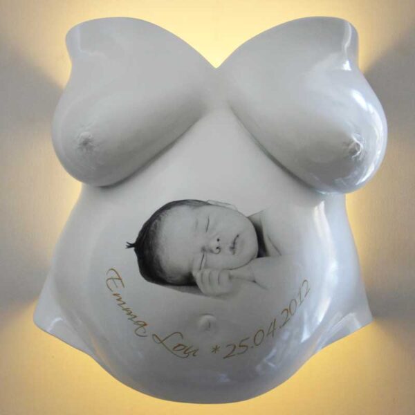 Beleuchteter Babybauchabdruck mit schwarz-weiß Babyfoto