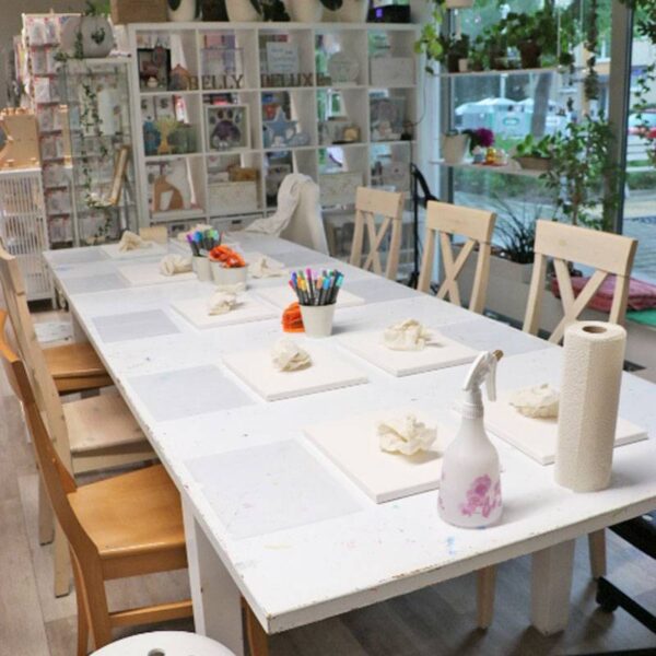Großer Basteltisch im Atelier Stolzenburg Karlsruhe Daxlanden