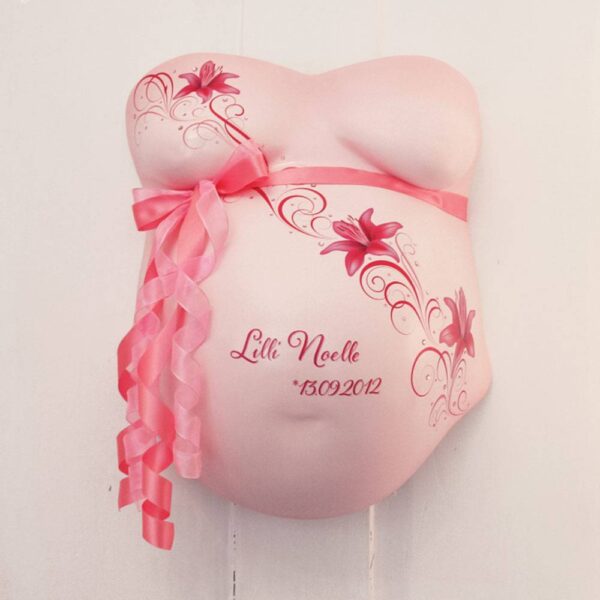 Lilien Motivfolie und Ornamente zieren einen Gipsabdruck vom Babybauch
