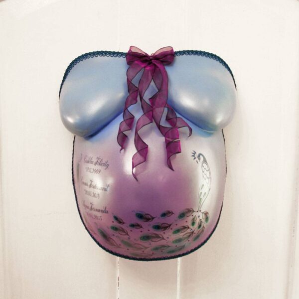 Gipsabdruck Babybauch in blau-lila mit Pfauenfedern Motiven