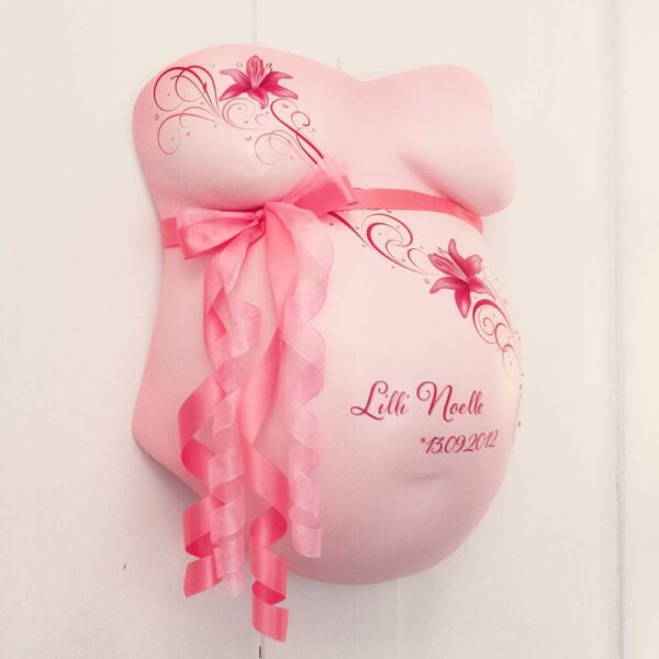 Gipsabdruck Babybauch rosa mit Lilien Motivfolie und Ornamenten