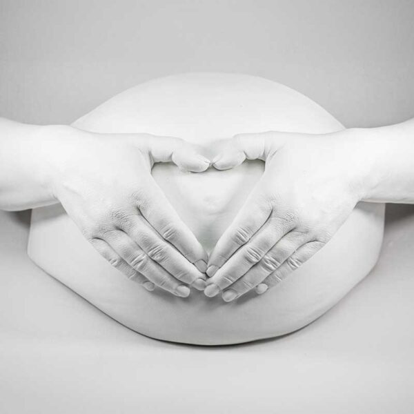 Babybauch Gipsabdruck Set Heart Belly mit Händen auf dem Bauch