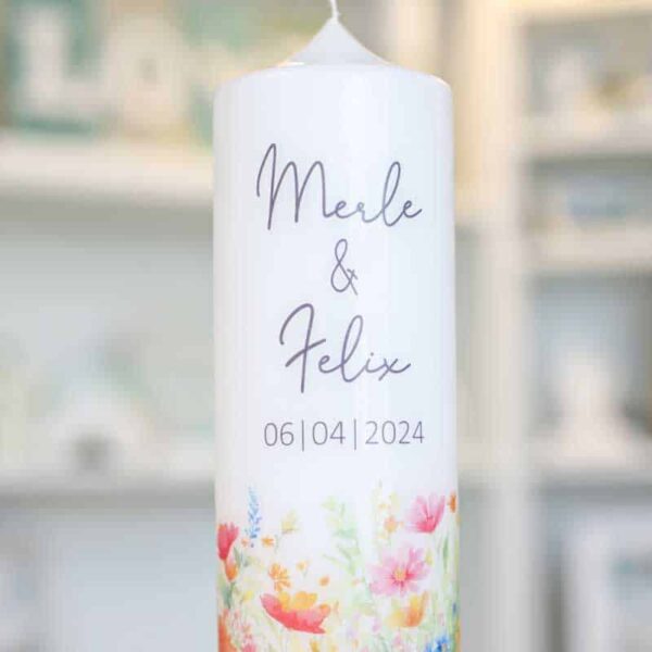 Schlichte Hochzeitskerze mit bunten Blumenwiese