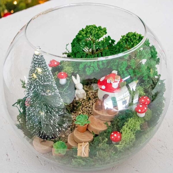 Weihnachtlicher Minigarten im Kugelglas