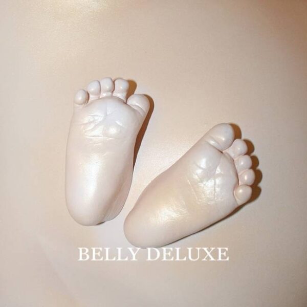 Baby Fußabdrücke auf Gipsabdruck Babybauch anbringen – Bild 4