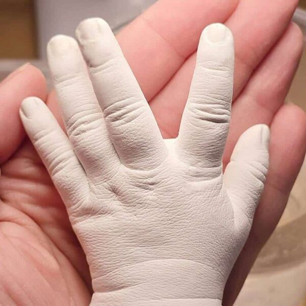 Super detaillierter Baby Handabdruck aus weißem Gips
