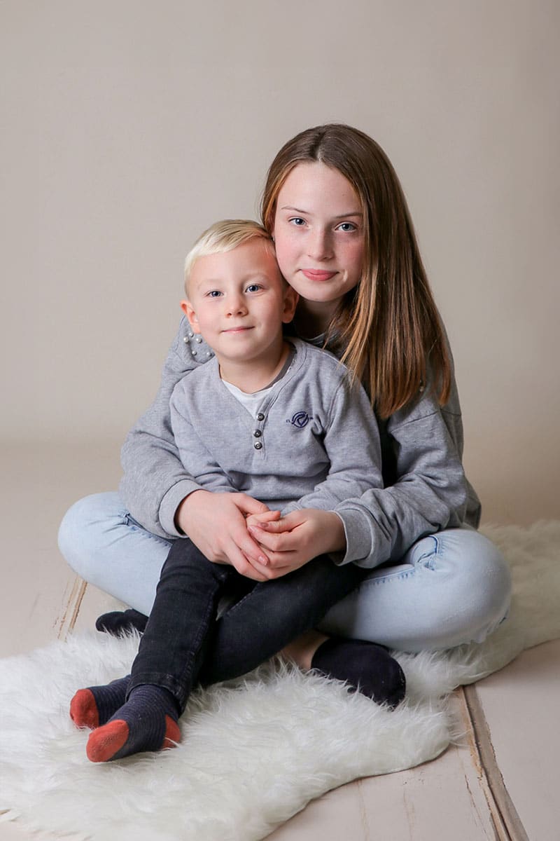 Kleiner Bruder und große Schwester beim Fotoshooting