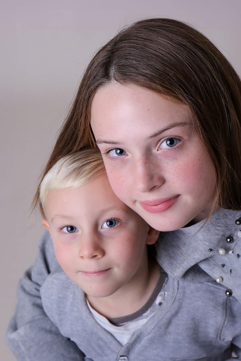 Geschwister kuscheln beim Photo Shoot