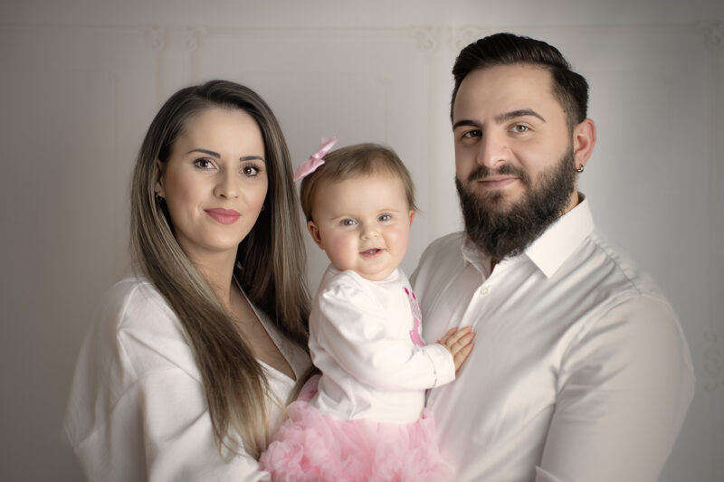 Mädchen feiert ihren ersten Geburtstag, umarmt von Mama und Papa beim liebevollen Familien-Fotoshooting in Karlsruhe