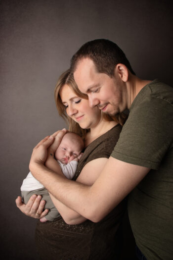 Familie mit Neugeborenem beim Fotoshooting in Karlsruhe