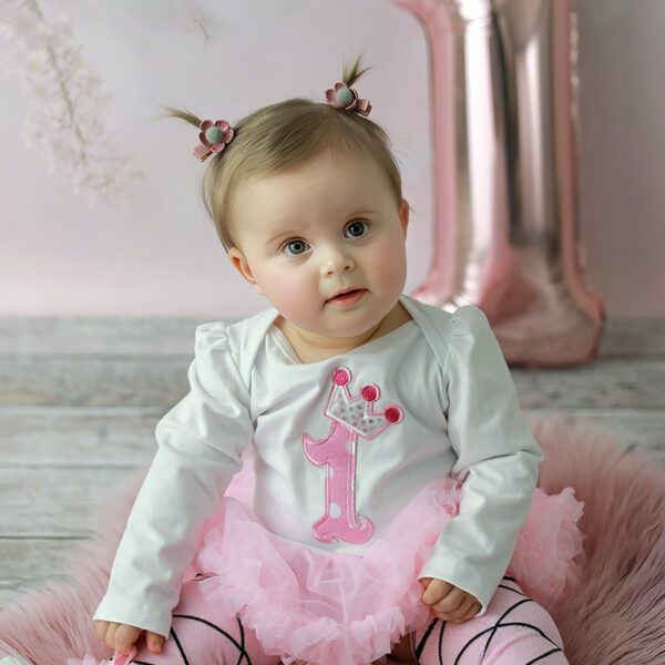 Baby-Mädchen im rosa Tutu beim Fotoshooting zum ersten Geburtstag mit Ballon in Karlsruhe