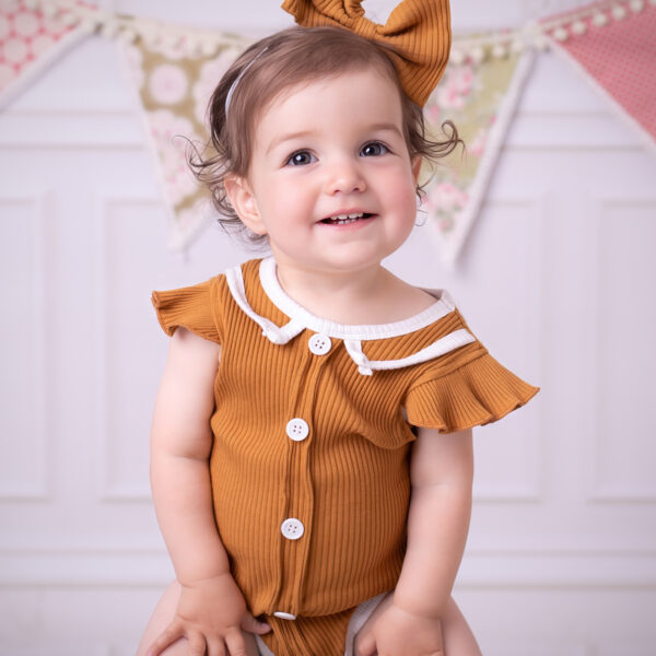 Kinderfotos im Studio Karlsruhe mit liebevollen Details wie Wimpelkette im Hintergrund, schlicht und warm gestaltet.