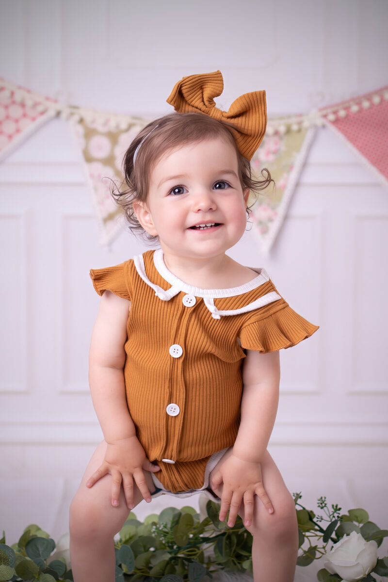 Kinderfotos im Studio Karlsruhe mit liebevollen Details wie Wimpelkette im Hintergrund, schlicht und warm gestaltet.
