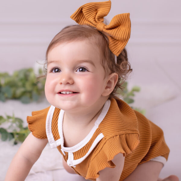 Entspanntes Kinderfotoshooting im Fotostudio Karlsruhe, Kind darf ankommen, schauen und entdecken.