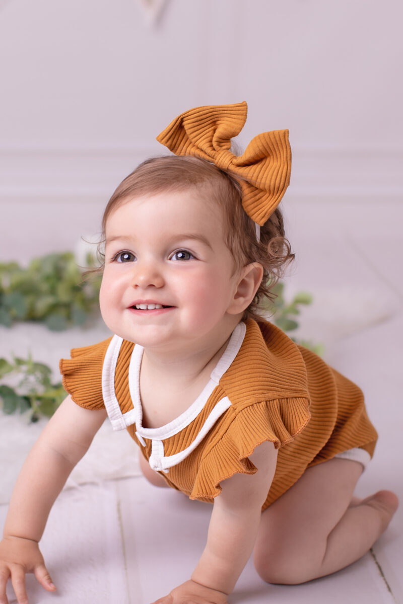 Entspanntes Kinderfotoshooting im Fotostudio Karlsruhe, Kind darf ankommen, schauen und entdecken.