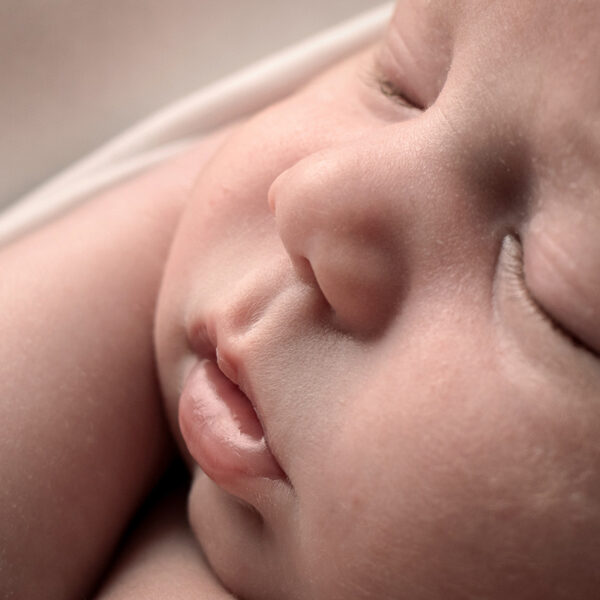 Nahaufnahme eines neugeborenen Jungen beim Newborn Shooting in Karlsruhe