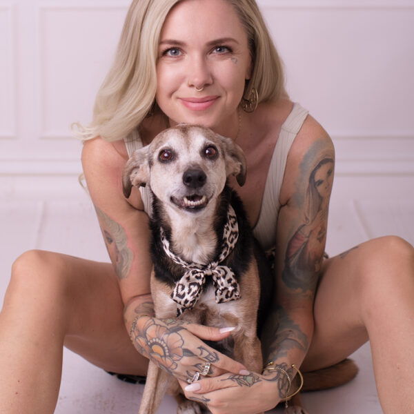 Mini Fotoshooting im Fotostudio Karlsruhe: Frauchen mit Hund zusammen