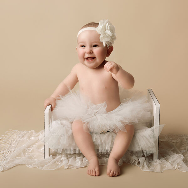 Baby sitzt sicher und lacht im Studio, Sitter Shooting.