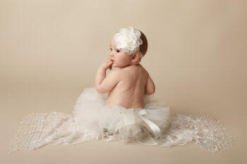 Natürliches Sitzfoto eines Babys im Fotostudio in Karlsruhe.