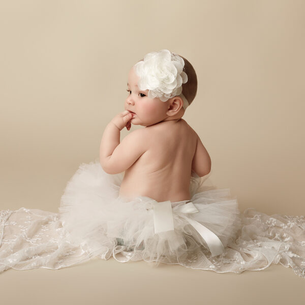 Natürliches Sitzfoto eines Babys im Fotostudio in Karlsruhe.
