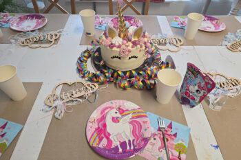 Einhorn-Party bei Belly Deluxe mit fröhlichen Kindern, Einhorn-Deko und kreativer Geburtstagsstimmung.