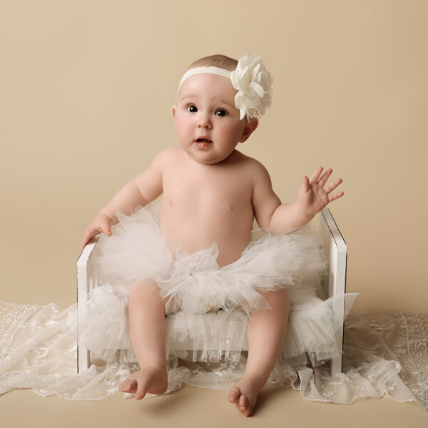 Baby sitzt im hellen Set im Fotostudio, Sitter Shooting in Karlsruhe.