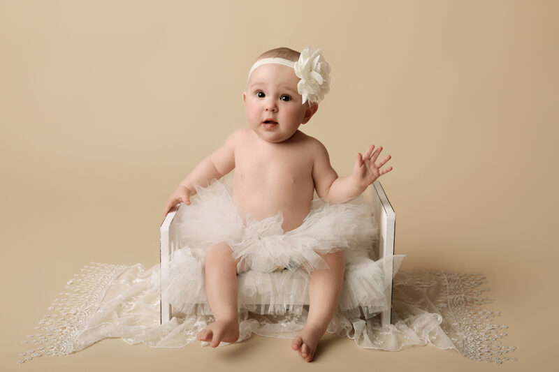 Baby sitzt im hellen Set im Fotostudio, Sitter Shooting in Karlsruhe.