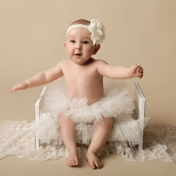 Baby-Porträt im Studio mit weichem Licht, passend für eine Sitter Session.