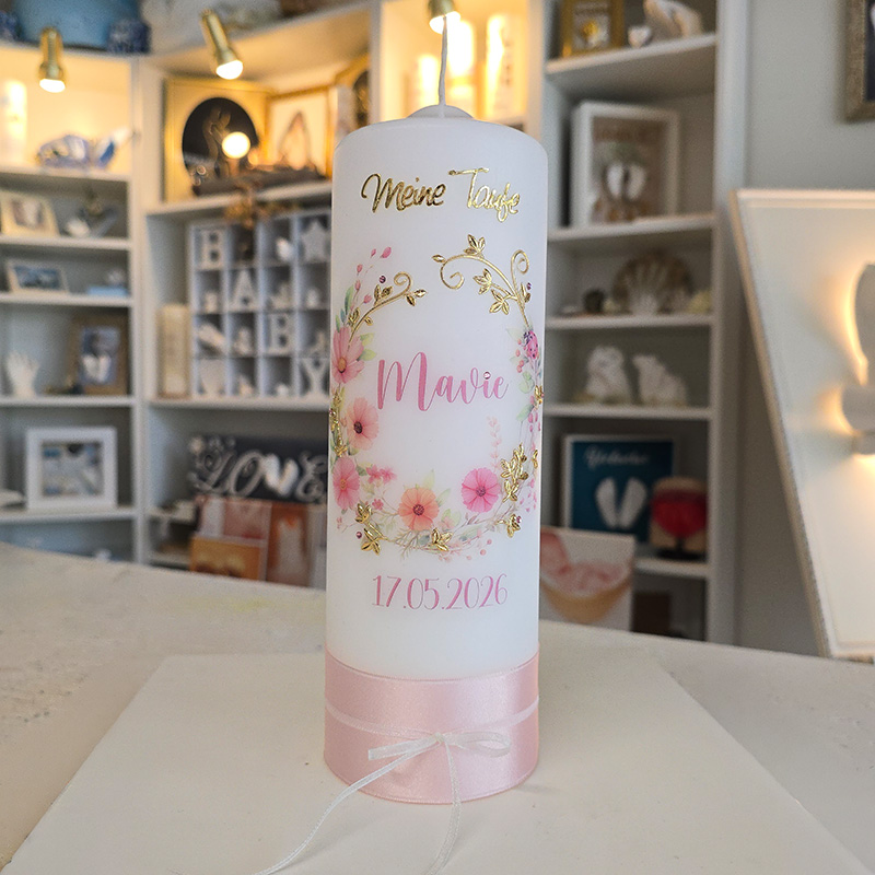 Last Minute Taufkerze mit Blumenkranz in Apricot und Rosa, goldenen Details sowie Name und Datum auf der Vorderseite.