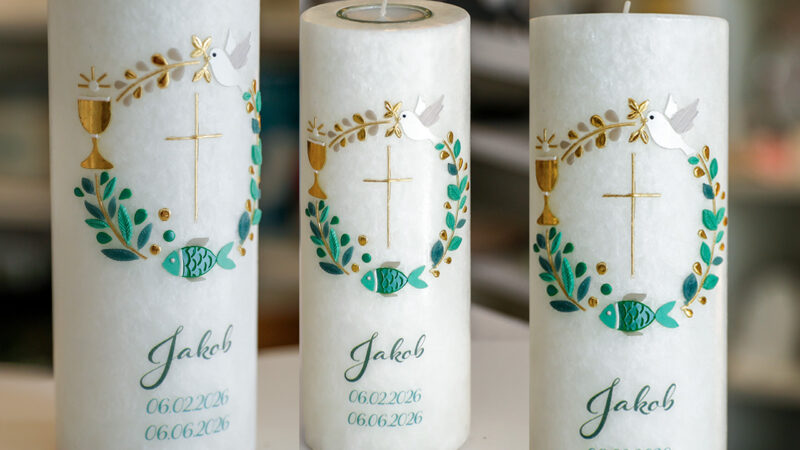 Collage der Ewigen Kerze als Tauf- und Geburtskerze mit Teelicht-Einsatz, Name „Jakob“ sowie grün-goldenen Motiven mit Kelch, Kreuz, Taube und Fisch, gestaltet bei Belly Deluxe in Karlsruhe.