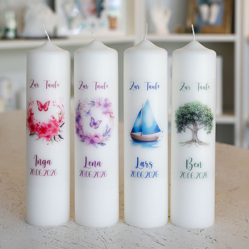 Vier personalisierte Taufkerzen mit Kerzenfolie/Sticker, jeweils mit Motiv (Blumen, Schmetterlinge, Segelboot, Baum), Aufschrift „Zur Taufe“, Name und Datum