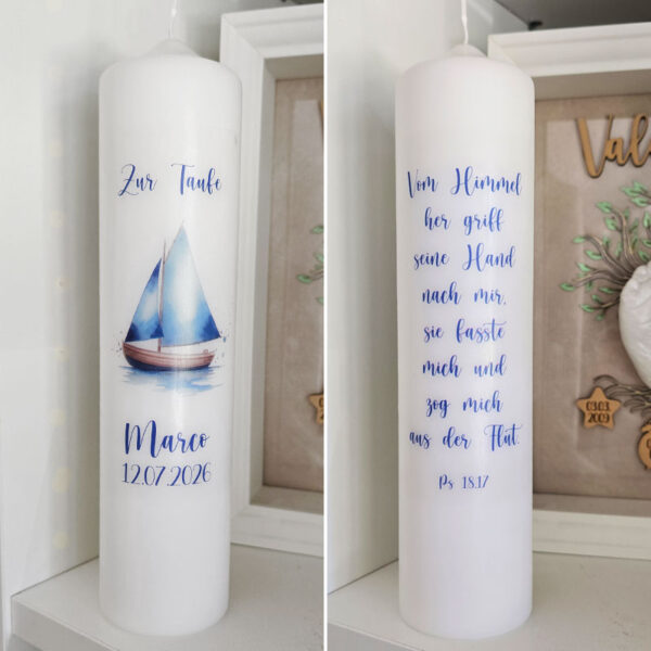 Personalisierte Taufkerze mit blauem Segelboot-Motiv, Name und Datum vorne sowie Taufspruch hinten.