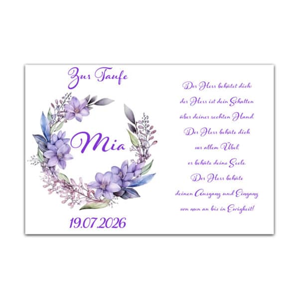 Personalisierte Kerzenfolie zur Taufe mit lila Blumenkranz, Schriftzug „Zur Taufe“, Name „Mia“, Datum „19.07.2026“ und Taufspruch in violetter Schrift auf weißem Hintergrund.