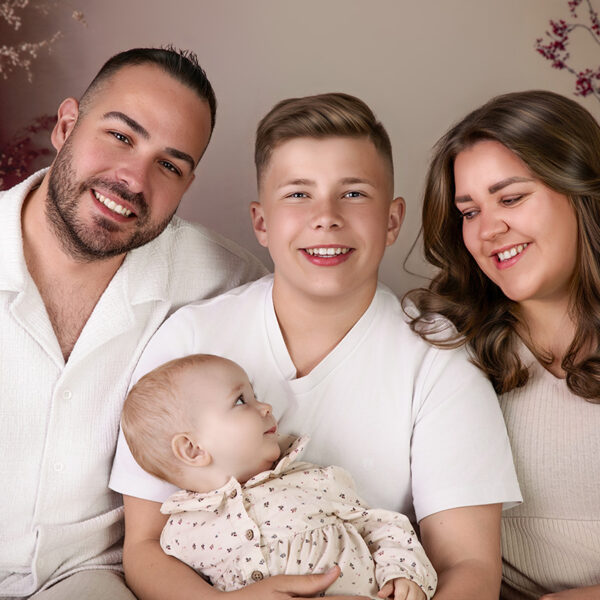 Vierköpfige Familie in hellen Outfits im Atelier Stolzenburg in Karlsruhe während die einjährige Tochter nach oben blickt
