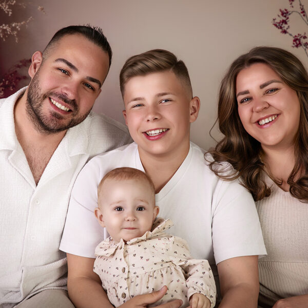 Vierköpfige Familie in aufeinander abgestimmter Kleidung in Weiß und Creme beim Fotoshooting in Karlsruhe