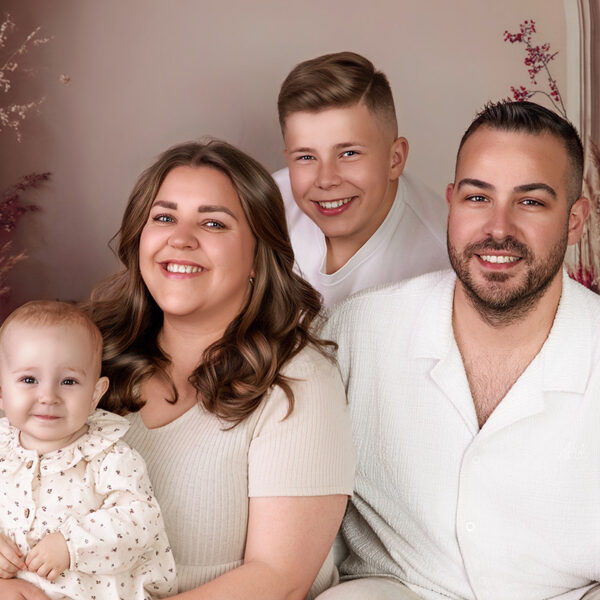 Glückliche Familie mit zwei Kindern beim Fotoshooting im warmen Boho-Studio in Karlsruhe