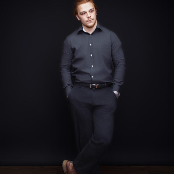 Lässiges Ganzkörper Business Porträt eines Mannes mit gekreuzten Beinen im Fotostudio Atelier Stolzenburg