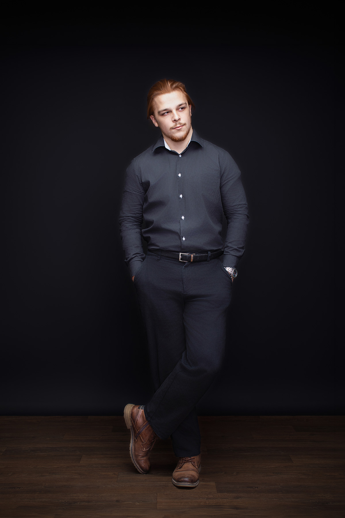 Lässiges Ganzkörper Business Porträt eines Mannes mit gekreuzten Beinen im Fotostudio Atelier Stolzenburg
