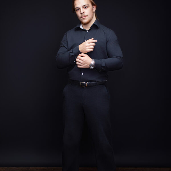 Präsent stehendes Businessporträt eines Mannes beim Richten der Manschetten im Fotostudio Karlsruhe